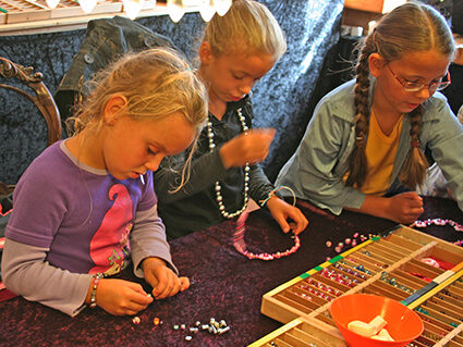 Rijg een mooie ketting tijdens een kinderfeestje