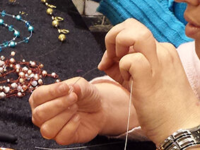 aan het werk tijdens een workshop sieraden maken