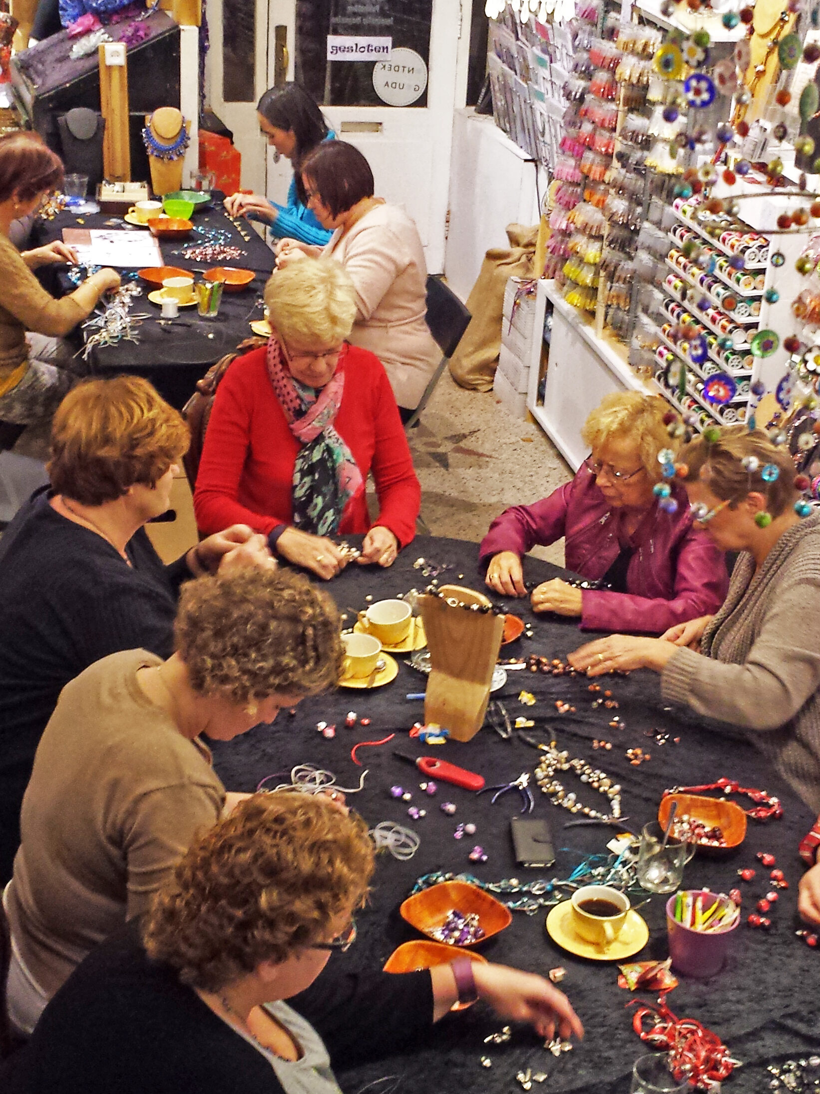 Sfeer beeld bij een workshop sieraden maken
